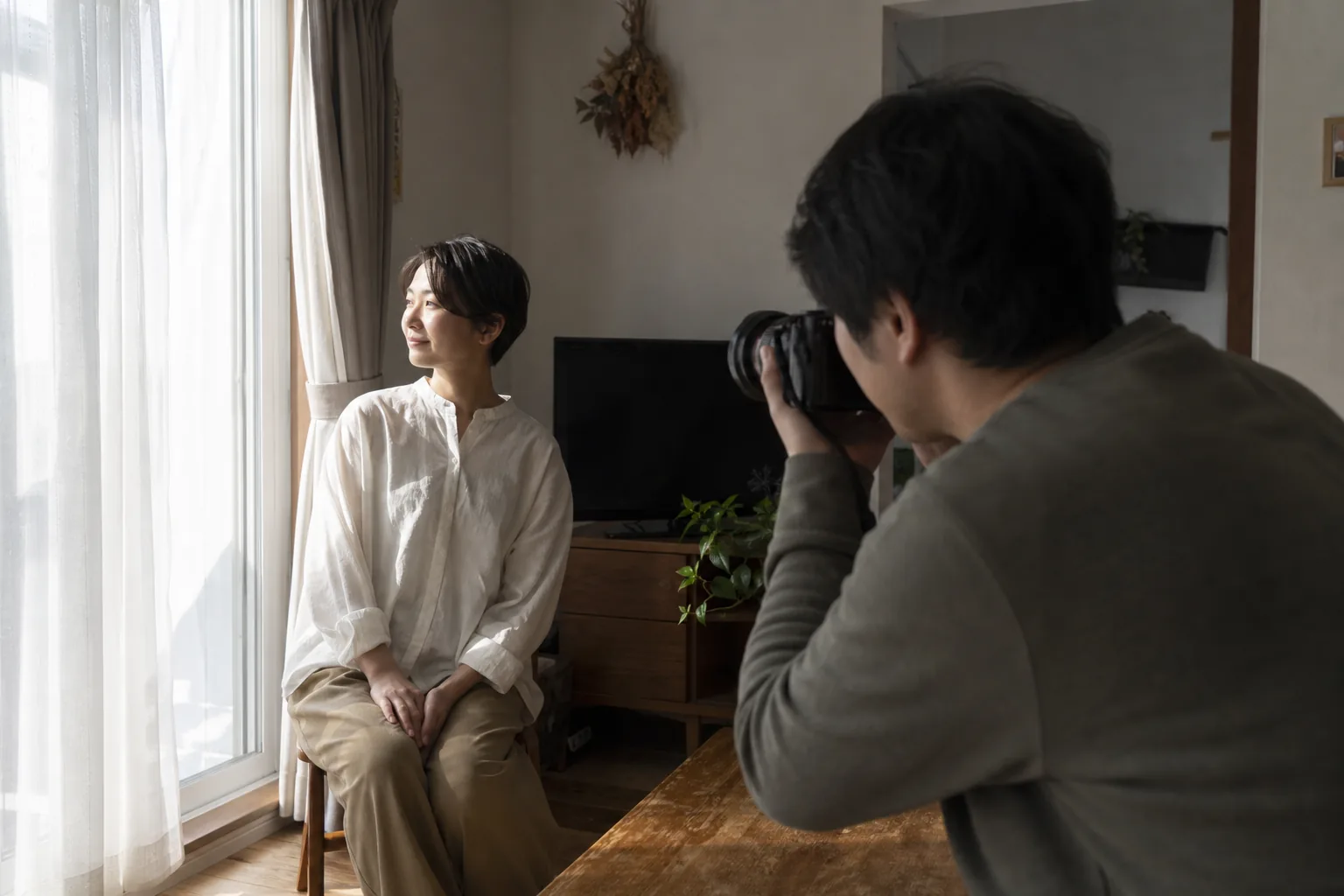 室内で人物を窓際へ移動して自然光を使うイメージ